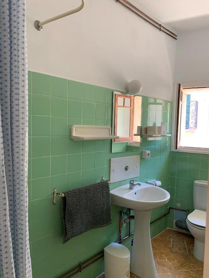 Notaria-Apartamento Y Estudio En Casco Antiguo, Al Lado De Playa, Rambla Y Monasterio, Con Acceso A Terraza Ajardinada Сан-Фелиу-де-Гишольс Экстерьер фото