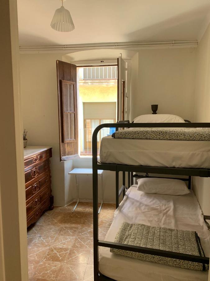 Notaria-Apartamento Y Estudio En Casco Antiguo, Al Lado De Playa, Rambla Y Monasterio, Con Acceso A Terraza Ajardinada Сан-Фелиу-де-Гишольс Экстерьер фото