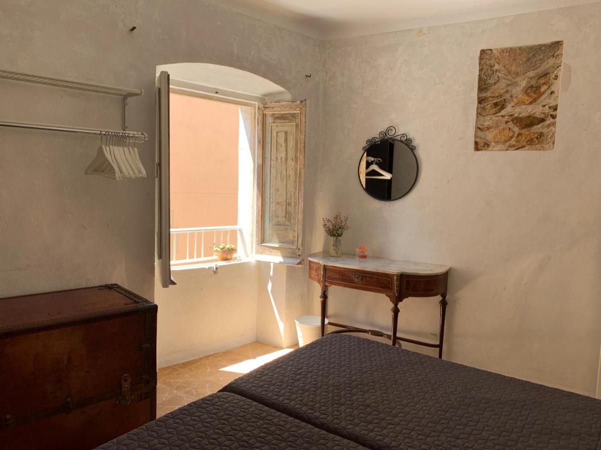 Notaria-Apartamento Y Estudio En Casco Antiguo, Al Lado De Playa, Rambla Y Monasterio, Con Acceso A Terraza Ajardinada Сан-Фелиу-де-Гишольс Экстерьер фото