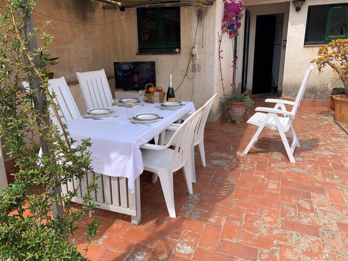 Notaria-Apartamento Y Estudio En Casco Antiguo, Al Lado De Playa, Rambla Y Monasterio, Con Acceso A Terraza Ajardinada Сан-Фелиу-де-Гишольс Экстерьер фото