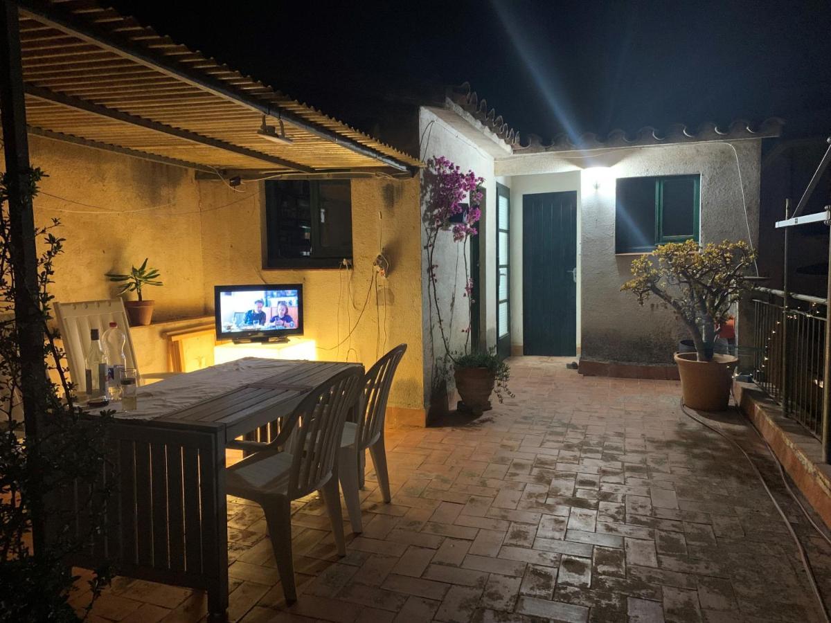 Notaria-Apartamento Y Estudio En Casco Antiguo, Al Lado De Playa, Rambla Y Monasterio, Con Acceso A Terraza Ajardinada Сан-Фелиу-де-Гишольс Экстерьер фото