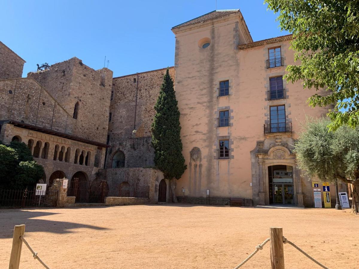 Notaria-Apartamento Y Estudio En Casco Antiguo, Al Lado De Playa, Rambla Y Monasterio, Con Acceso A Terraza Ajardinada Сан-Фелиу-де-Гишольс Экстерьер фото