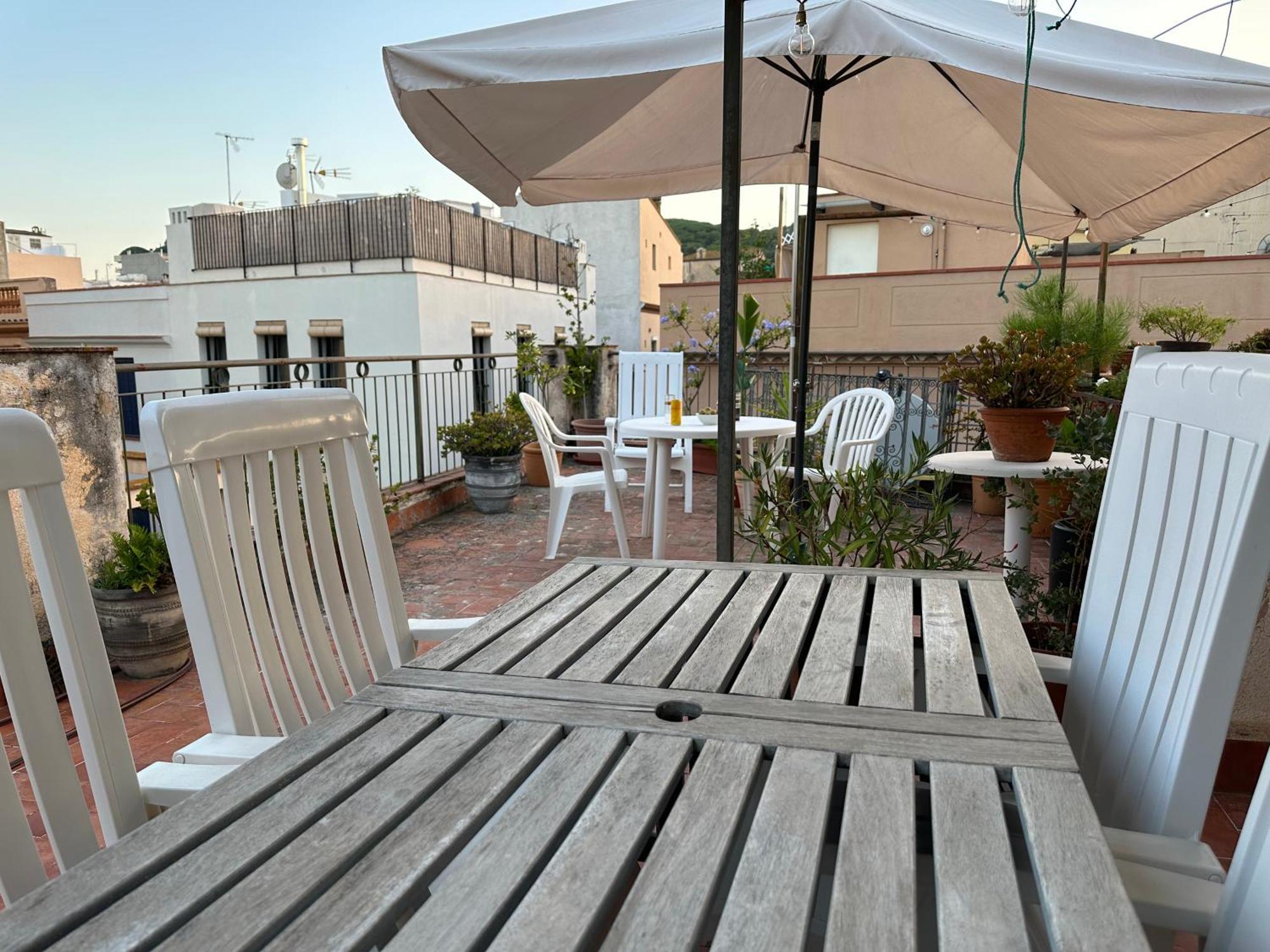 Notaria-Apartamento Y Estudio En Casco Antiguo, Al Lado De Playa, Rambla Y Monasterio, Con Acceso A Terraza Ajardinada Сан-Фелиу-де-Гишольс Экстерьер фото