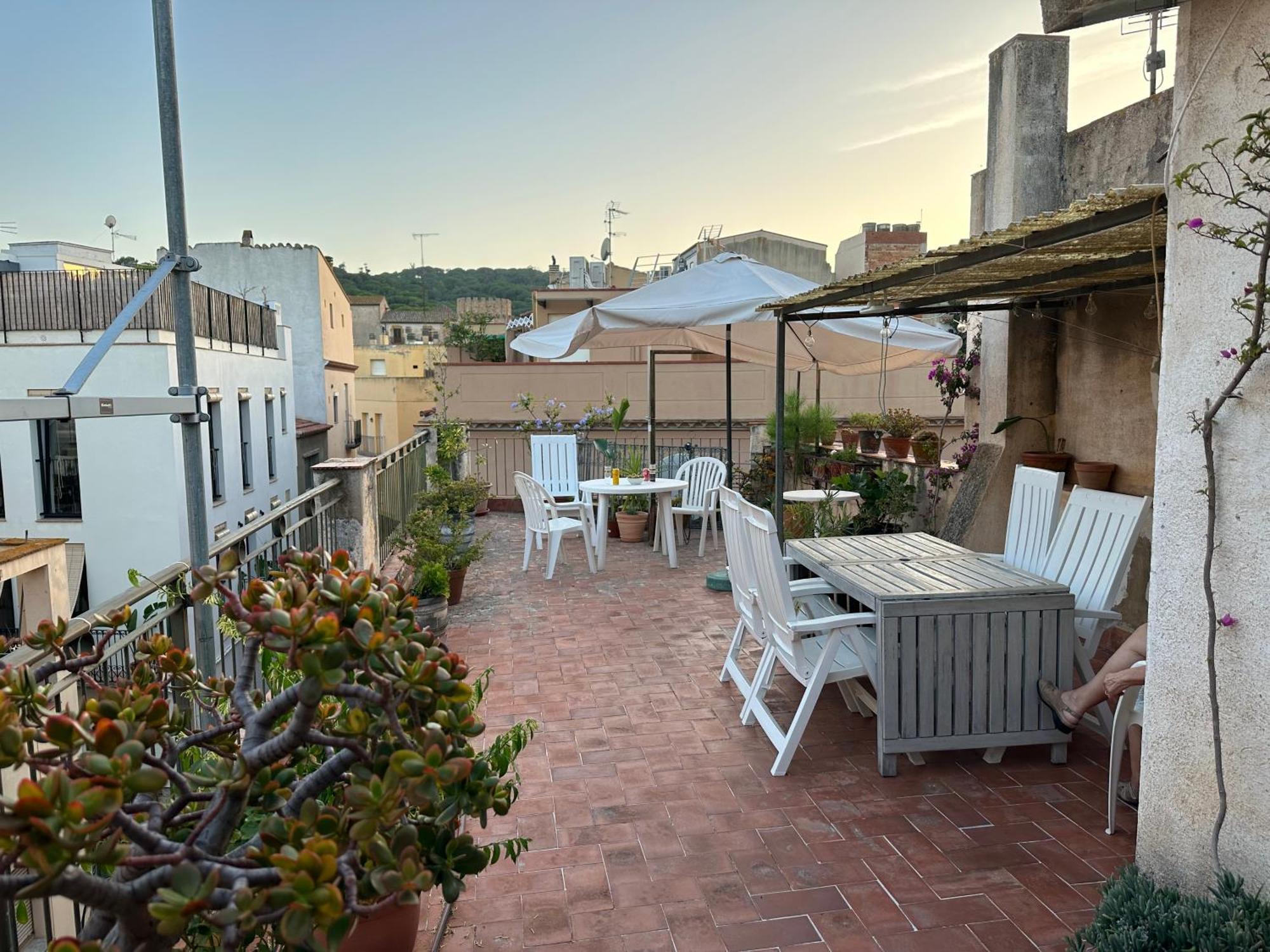 Notaria-Apartamento Y Estudio En Casco Antiguo, Al Lado De Playa, Rambla Y Monasterio, Con Acceso A Terraza Ajardinada Сан-Фелиу-де-Гишольс Экстерьер фото