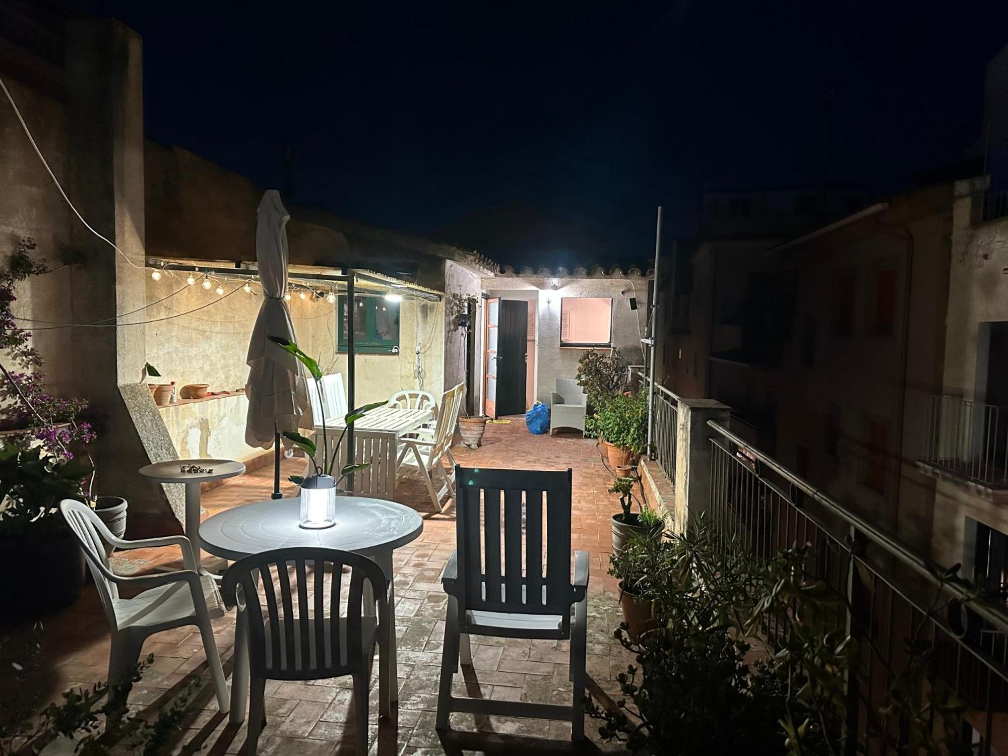 Notaria-Apartamento Y Estudio En Casco Antiguo, Al Lado De Playa, Rambla Y Monasterio, Con Acceso A Terraza Ajardinada Сан-Фелиу-де-Гишольс Экстерьер фото
