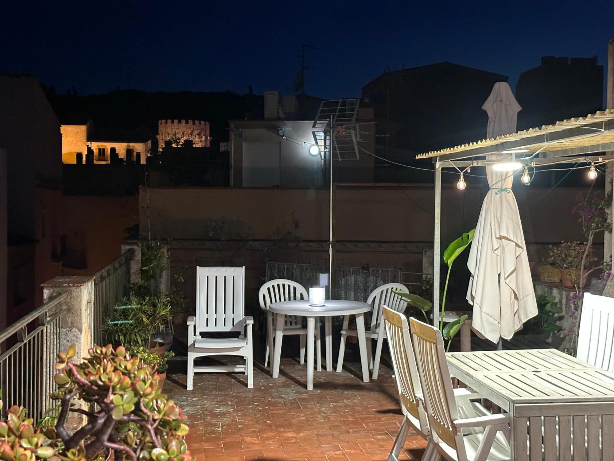 Notaria-Apartamento Y Estudio En Casco Antiguo, Al Lado De Playa, Rambla Y Monasterio, Con Acceso A Terraza Ajardinada Сан-Фелиу-де-Гишольс Экстерьер фото