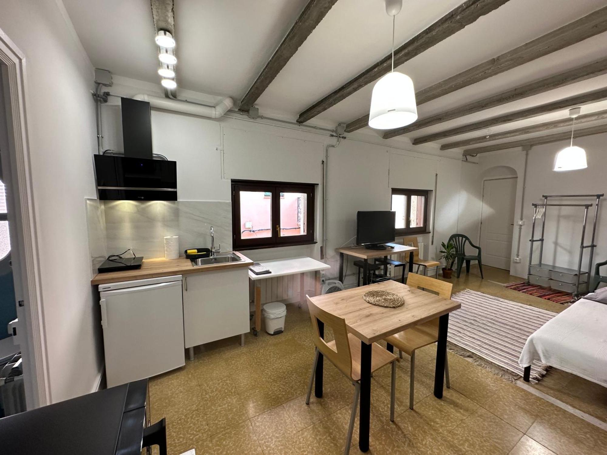 Notaria-Apartamento Y Estudio En Casco Antiguo, Al Lado De Playa, Rambla Y Monasterio, Con Acceso A Terraza Ajardinada Сан-Фелиу-де-Гишольс Экстерьер фото