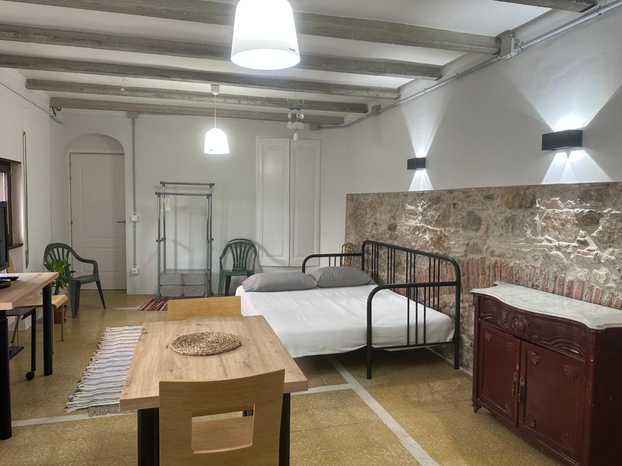 Notaria-Apartamento Y Estudio En Casco Antiguo, Al Lado De Playa, Rambla Y Monasterio, Con Acceso A Terraza Ajardinada Сан-Фелиу-де-Гишольс Экстерьер фото