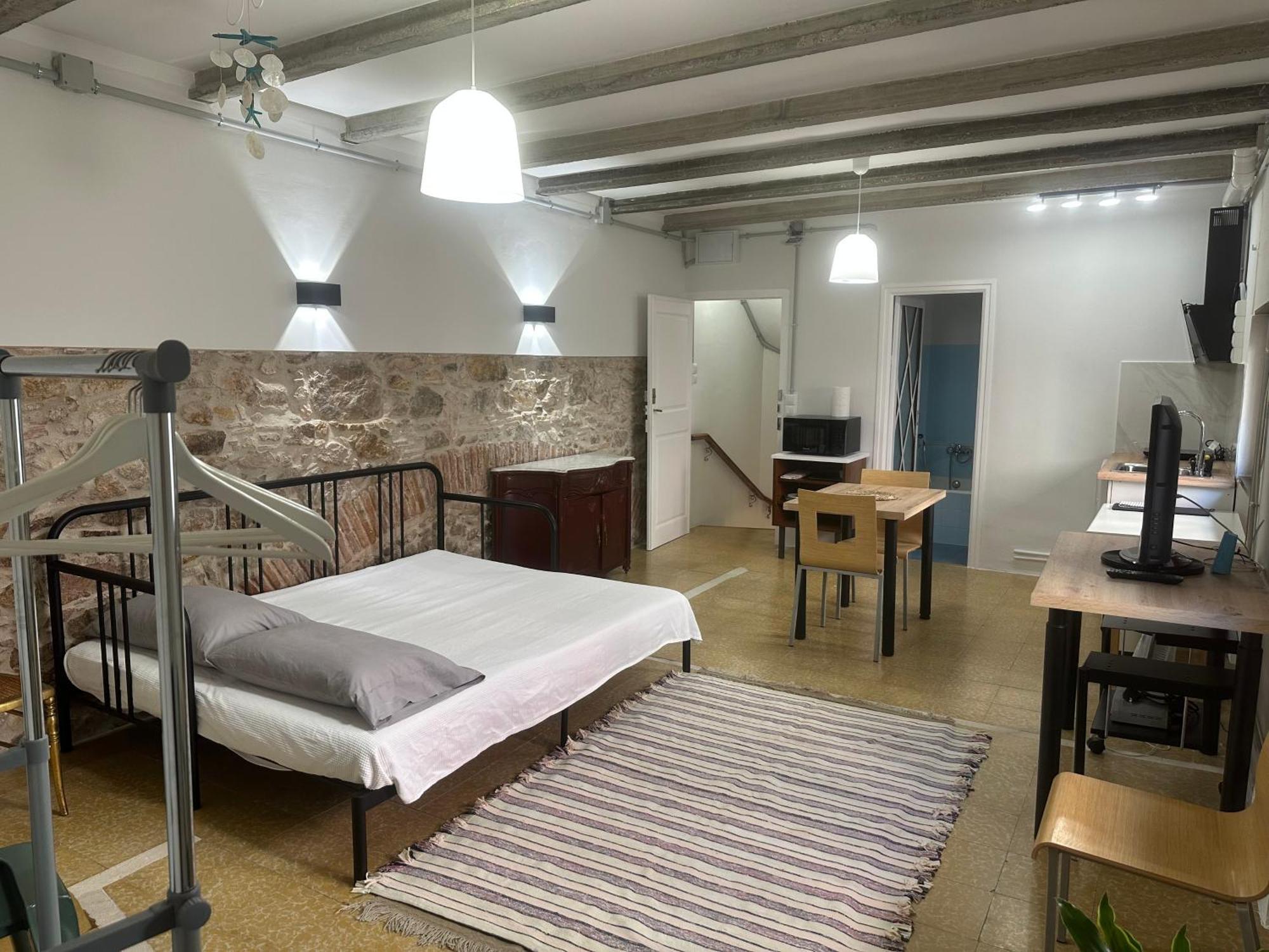 Notaria-Apartamento Y Estudio En Casco Antiguo, Al Lado De Playa, Rambla Y Monasterio, Con Acceso A Terraza Ajardinada Сан-Фелиу-де-Гишольс Экстерьер фото