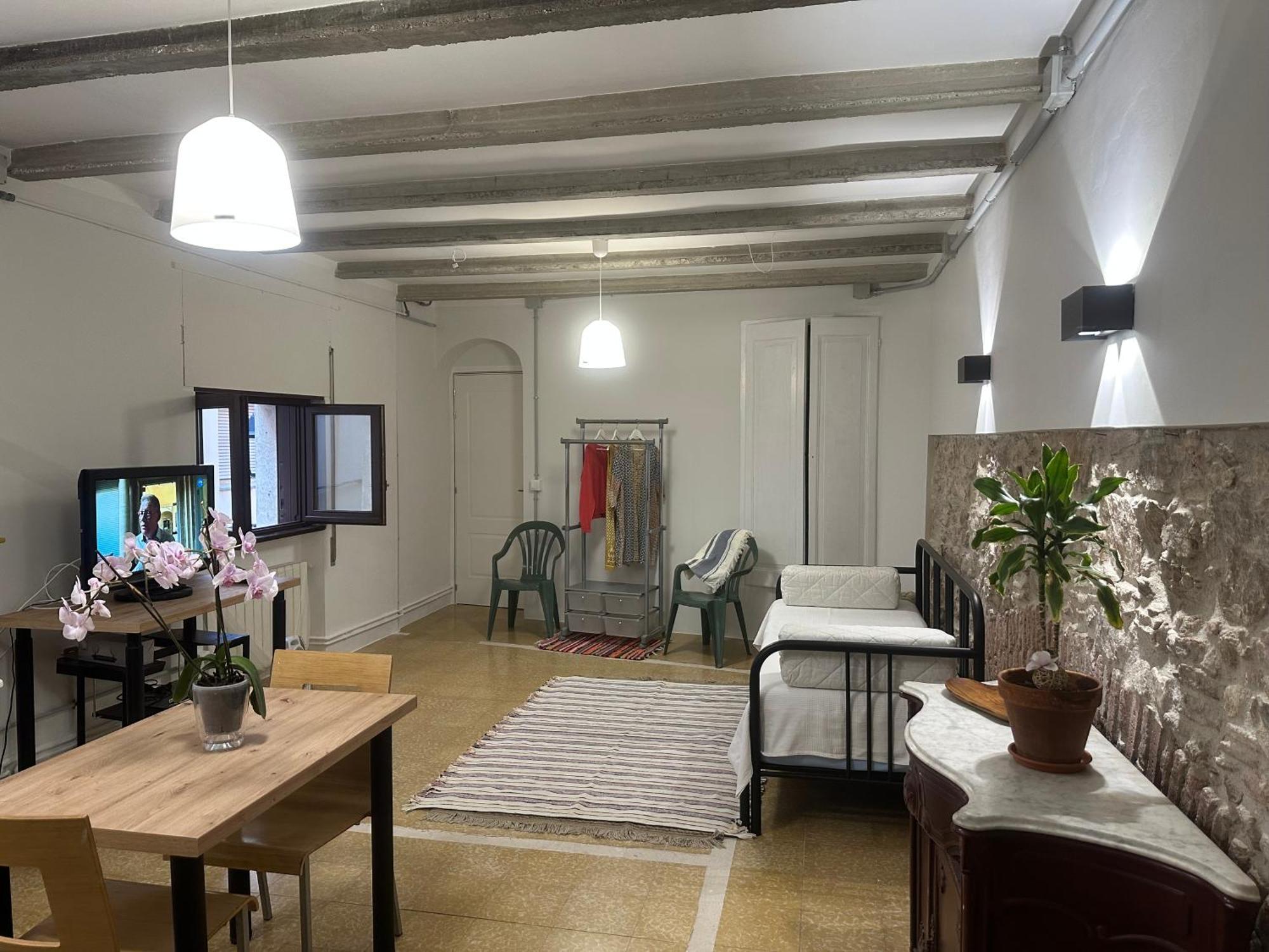 Notaria-Apartamento Y Estudio En Casco Antiguo, Al Lado De Playa, Rambla Y Monasterio, Con Acceso A Terraza Ajardinada Сан-Фелиу-де-Гишольс Экстерьер фото