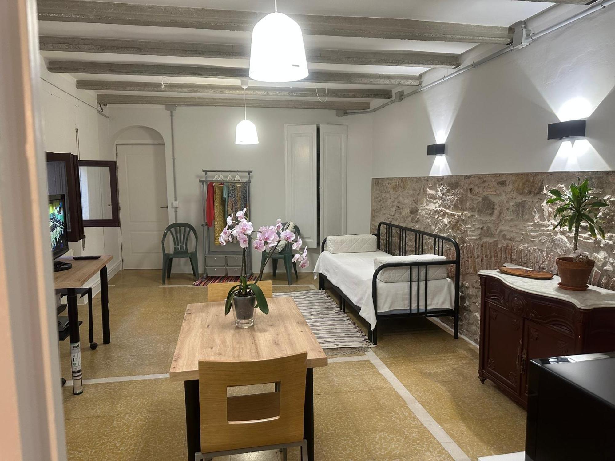 Notaria-Apartamento Y Estudio En Casco Antiguo, Al Lado De Playa, Rambla Y Monasterio, Con Acceso A Terraza Ajardinada Сан-Фелиу-де-Гишольс Экстерьер фото
