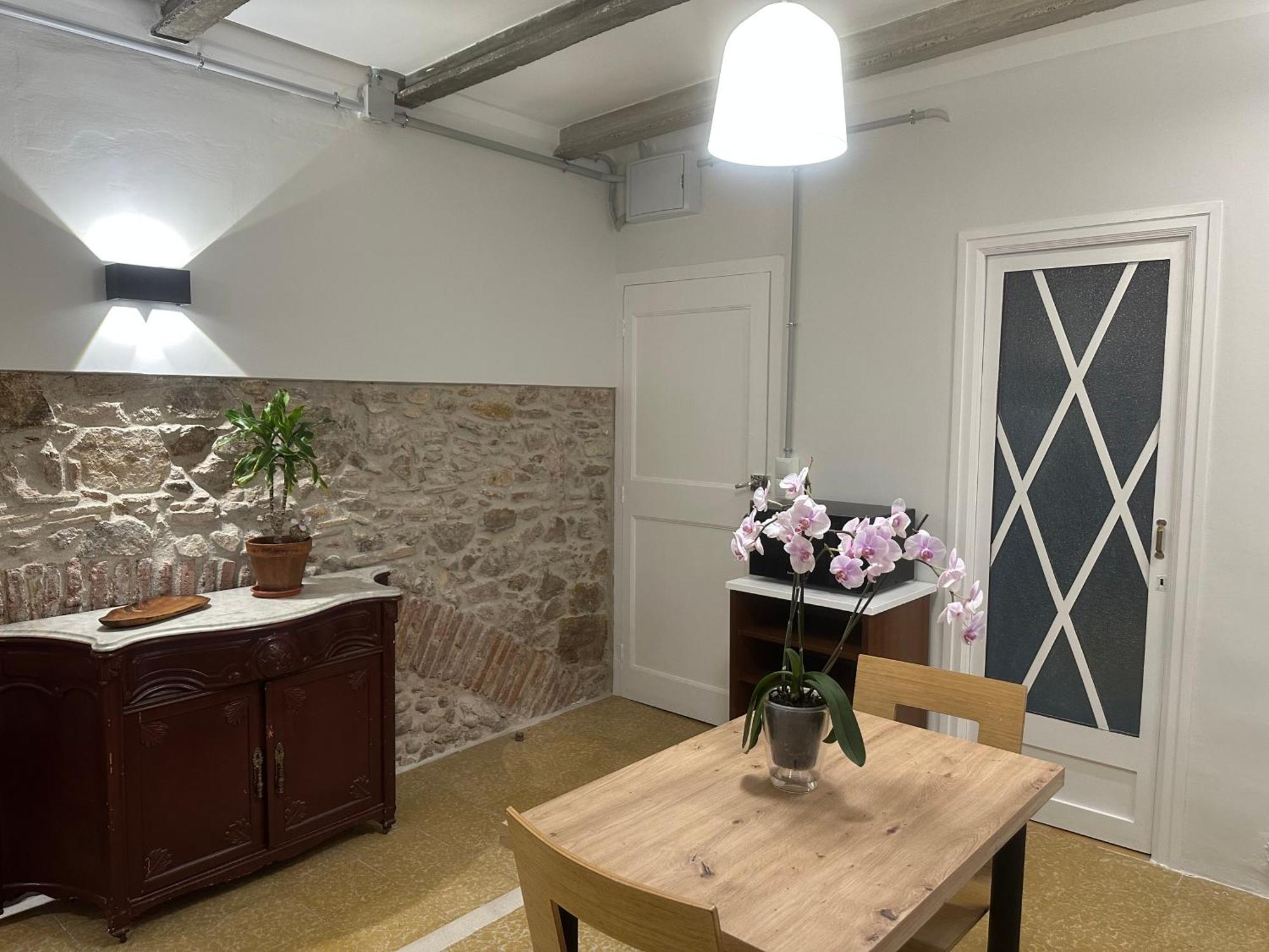 Notaria-Apartamento Y Estudio En Casco Antiguo, Al Lado De Playa, Rambla Y Monasterio, Con Acceso A Terraza Ajardinada Сан-Фелиу-де-Гишольс Экстерьер фото