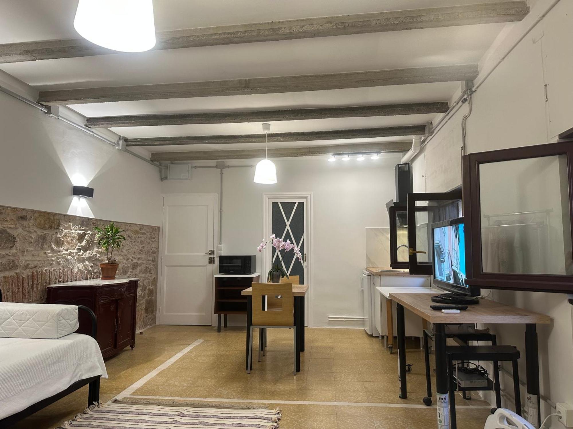 Notaria-Apartamento Y Estudio En Casco Antiguo, Al Lado De Playa, Rambla Y Monasterio, Con Acceso A Terraza Ajardinada Сан-Фелиу-де-Гишольс Экстерьер фото